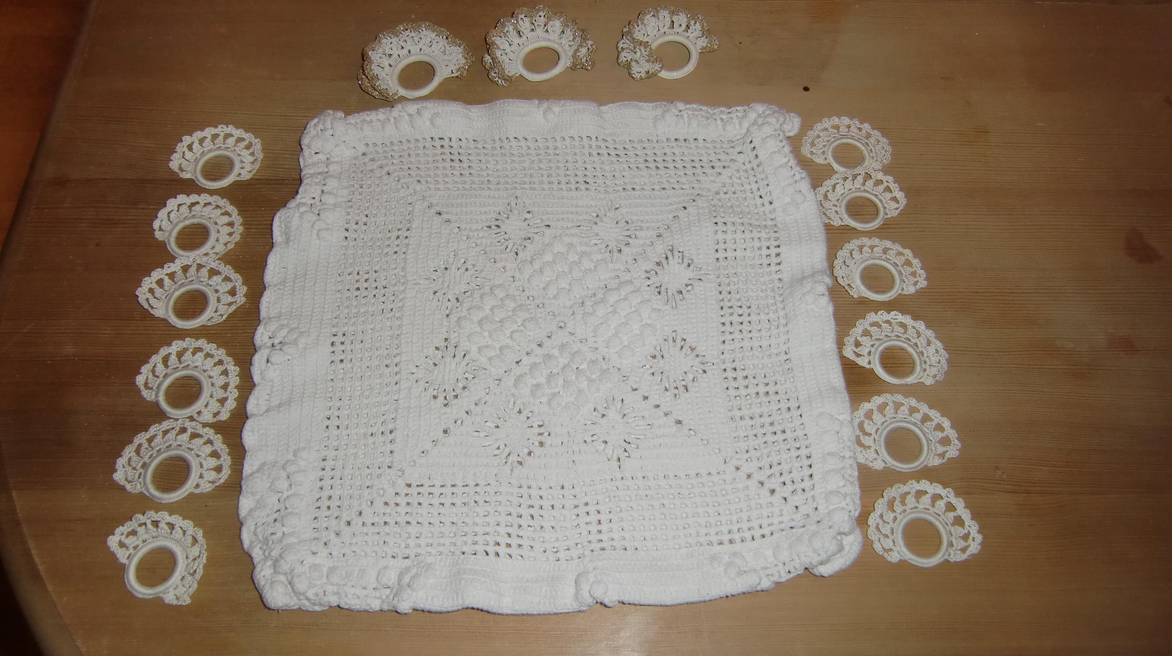 M585M Crocheted pillowcase and 15 napkin holders